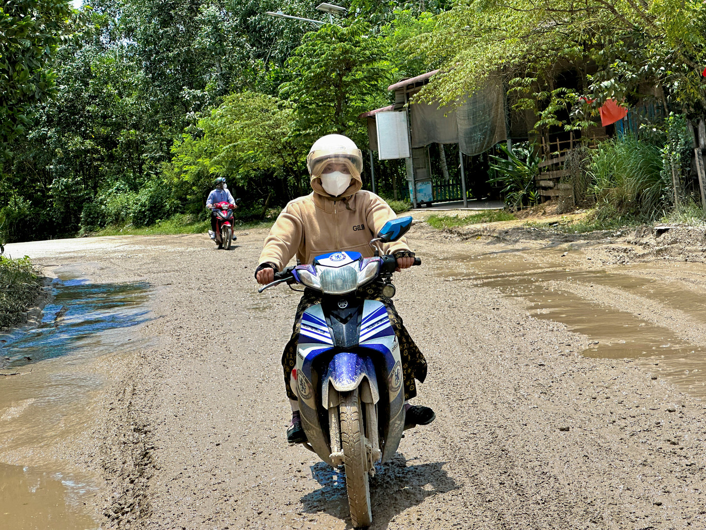 Hạng mục đường theo tiêu chuẩn đường cấp III miền núi, vận tốc thiết kế 60km/h. Bề rộng nền đường 9m; trong đó mặt đường rộng 6m, gia cố lề mỗi bên rộng 1m. Khổ cầu rộng 9m; trong đó phần xe chạy rộng 7m, dải an toàn rộng mỗi bên 0,5m và gờ chắn, lan can rộng mỗi bên 0,5m.