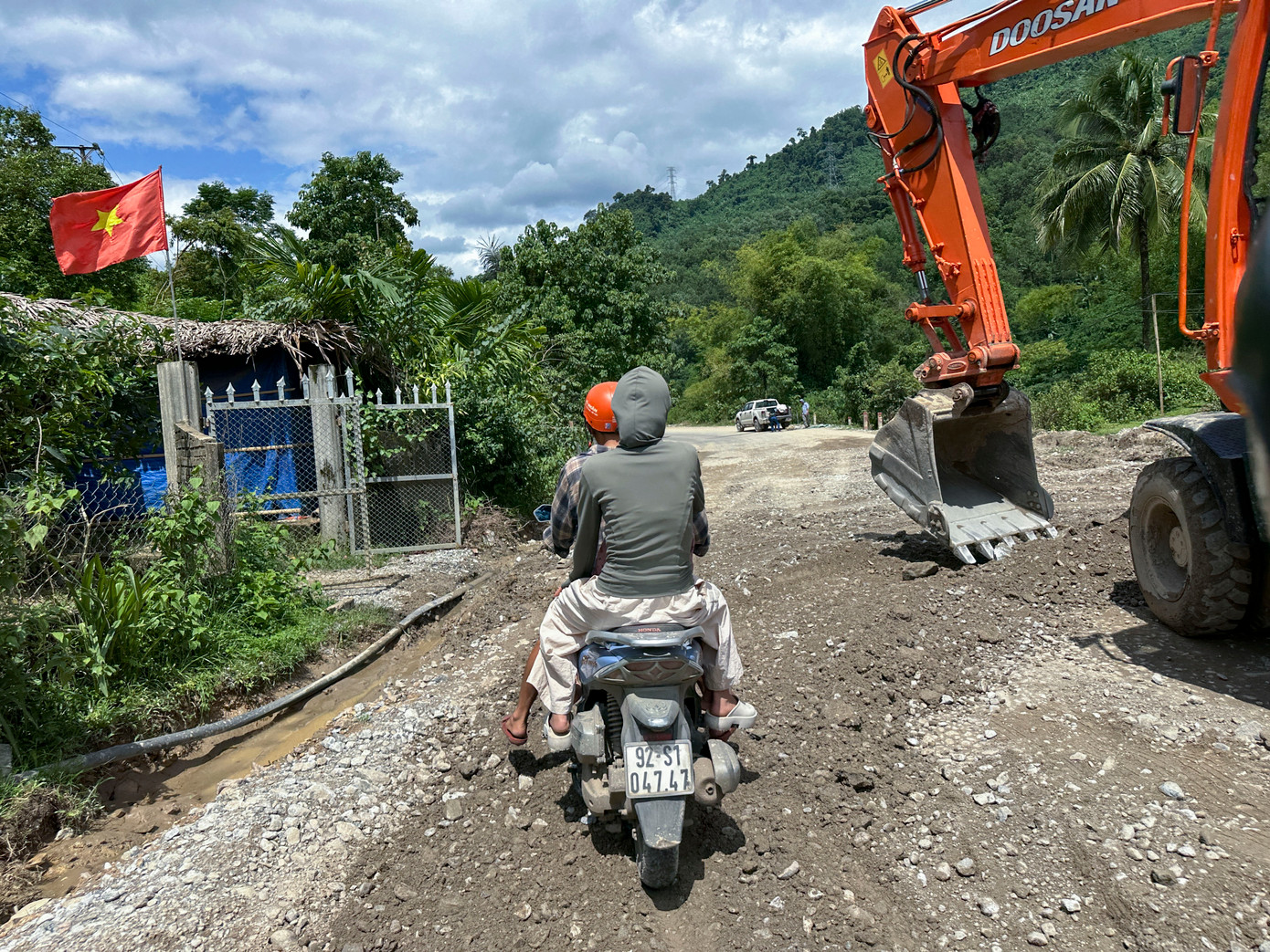 Hạng mục đường theo tiêu chuẩn đường cấp III miền núi, vận tốc thiết kế 60km/h. Bề rộng nền đường 9m; trong đó mặt đường rộng 6m, gia cố lề mỗi bên rộng 1m. Khổ cầu rộng 9m; trong đó phần xe chạy rộng 7m, dải an toàn rộng mỗi bên 0,5m và gờ chắn, lan can rộng mỗi bên 0,5m.