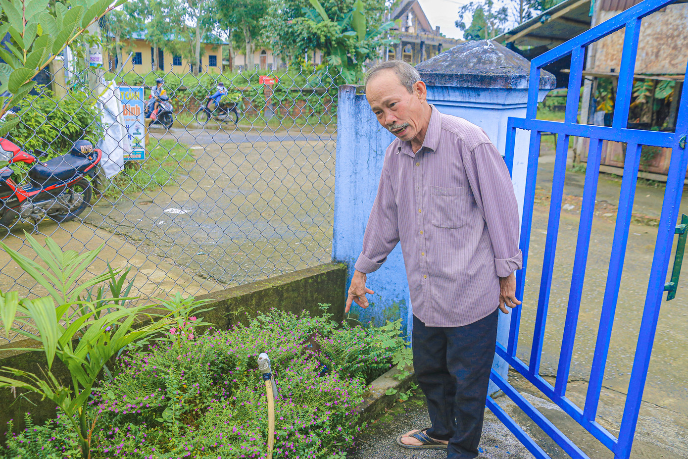 Ông Lê Duy An kiểm tra van nước tại nhà mình nhưng không có nước.