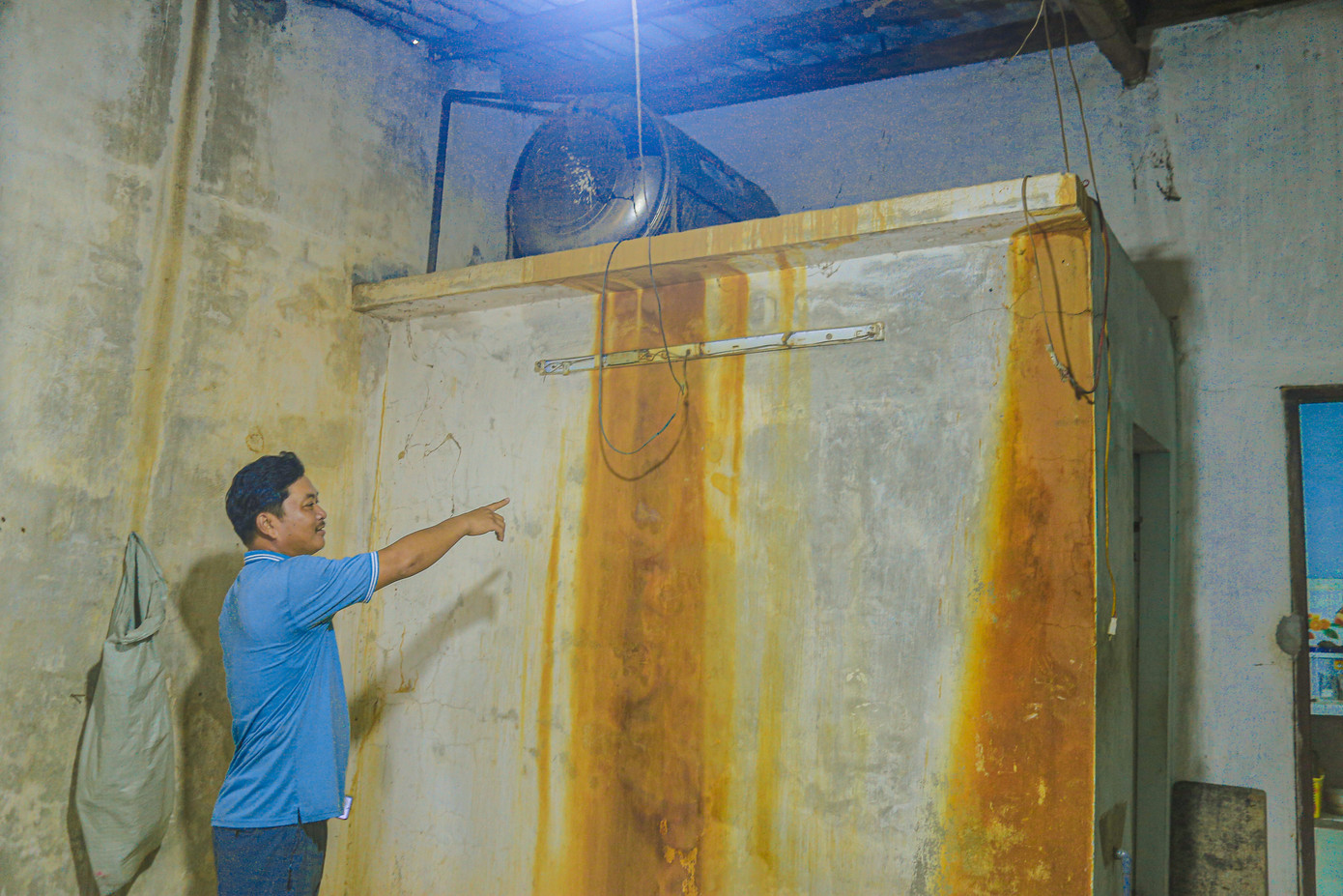 Nước nhiễm phèn khiến tường nhà dân chuyển màu vàng ố.