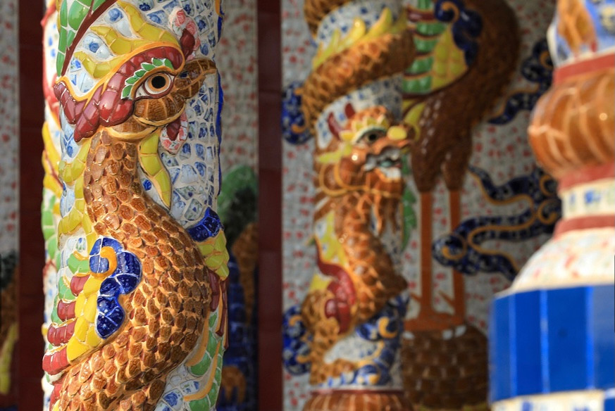 Các linh vật như rồng, phượng hay những hoa văn trên mộ được khảm sành, sứ với những cổng tam quan, mái ngói lưu ly, câu đối, bia đá… công phu và tỉ mỉ.