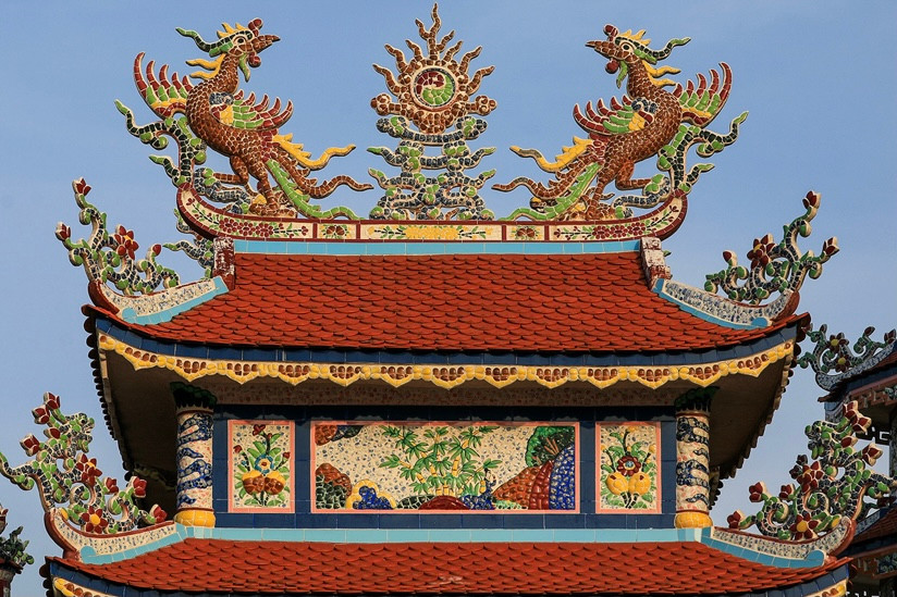 Các linh vật như rồng, phượng hay những hoa văn trên mộ được khảm sành, sứ với những cổng tam quan, mái ngói lưu ly, câu đối, bia đá… công phu và tỉ mỉ.