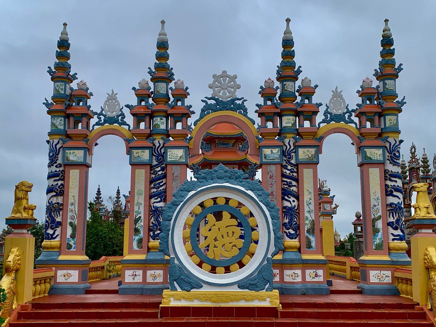 Những ngôi mộ lộng lẫy, xa hoa tráng lệ khiến nhiều người đi ngang qua không khỏi trầm trồ về sự hoành tráng của “thành phố lăng” tại đây.