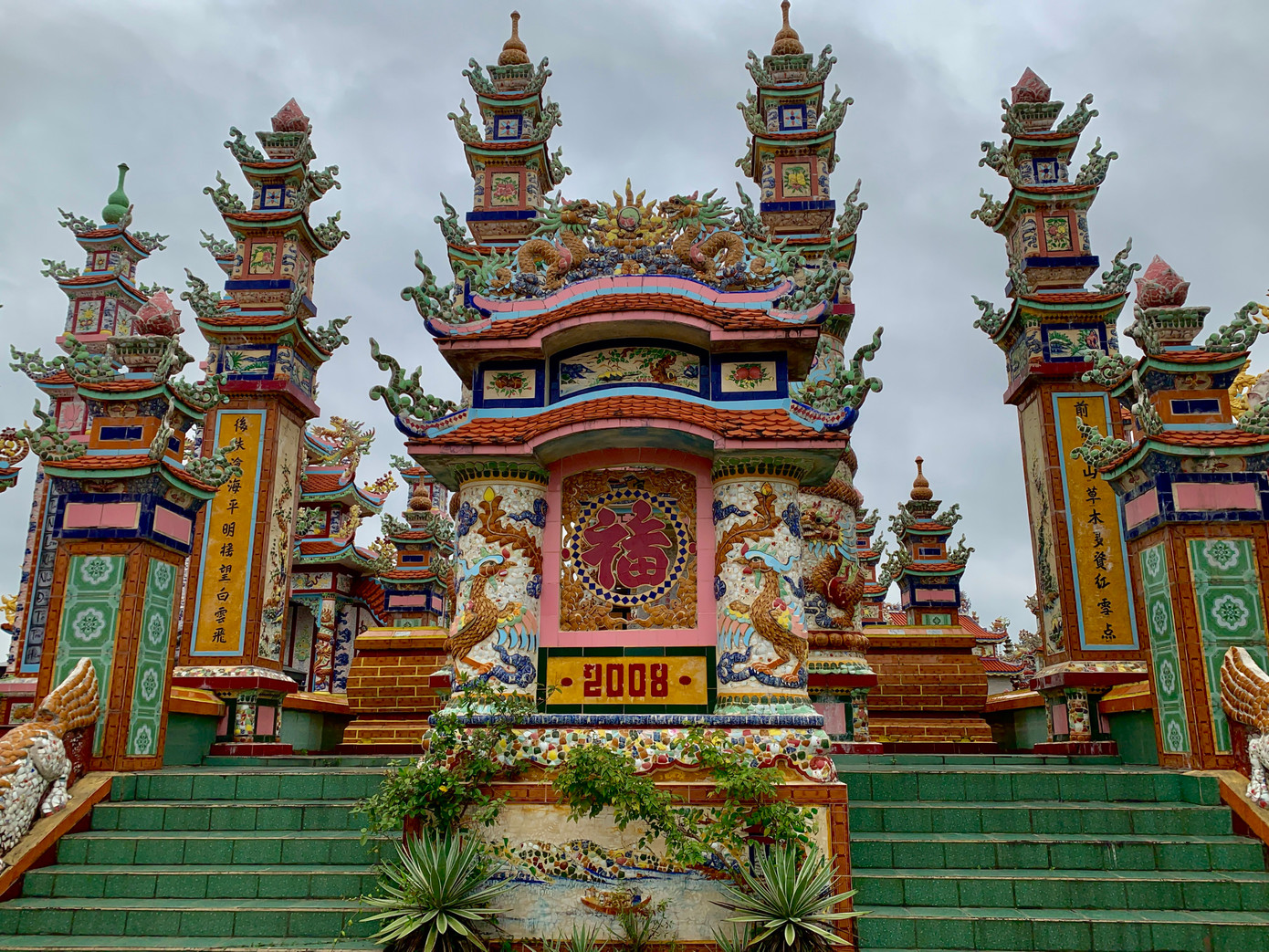 Những ngôi mộ lộng lẫy, xa hoa tráng lệ khiến nhiều người đi ngang qua không khỏi trầm trồ về sự hoành tráng của “thành phố lăng” tại đây.