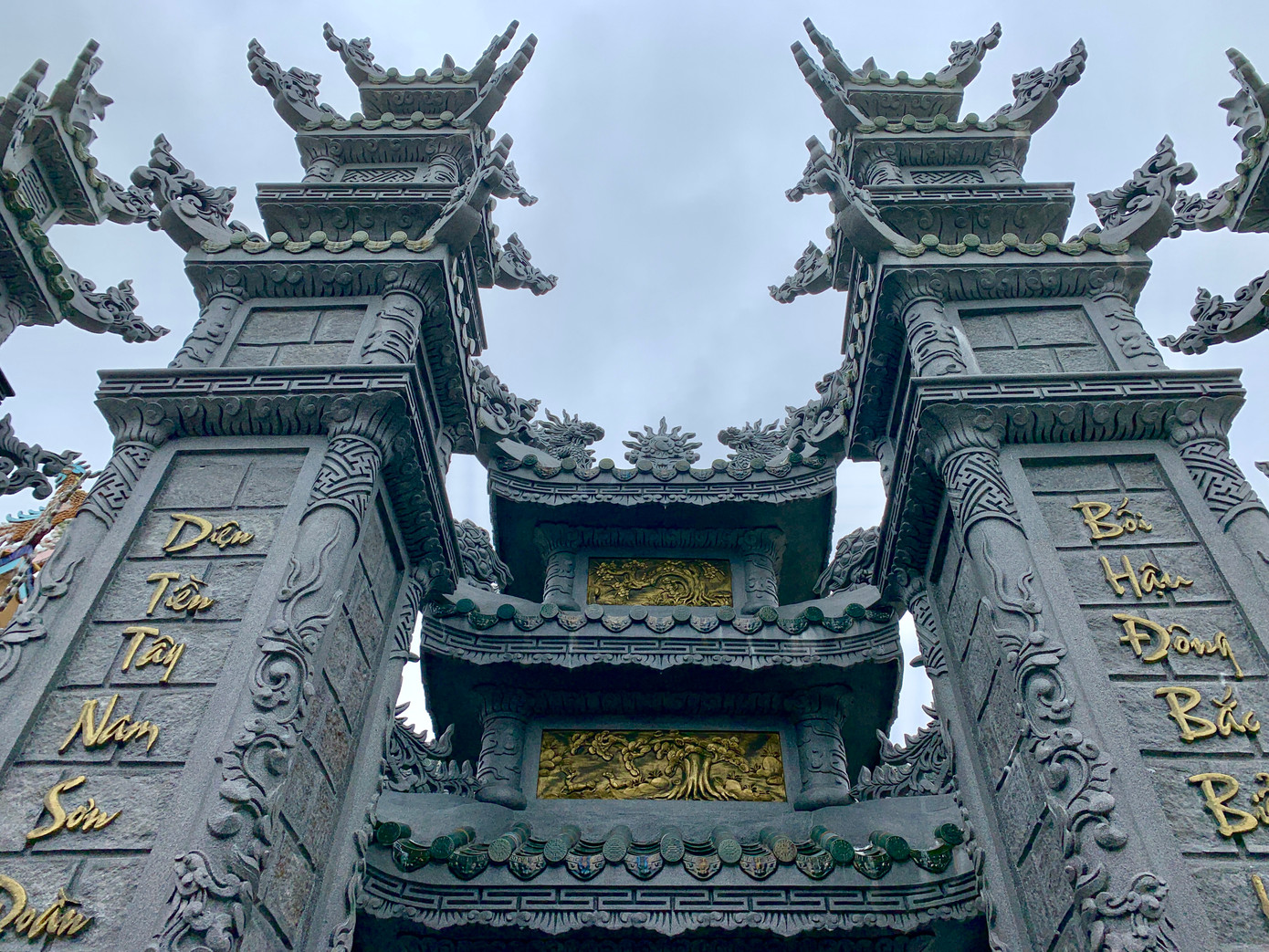 Nhiều cột trụ to lớn với hoa văn được chạm khắc tinh xảo.