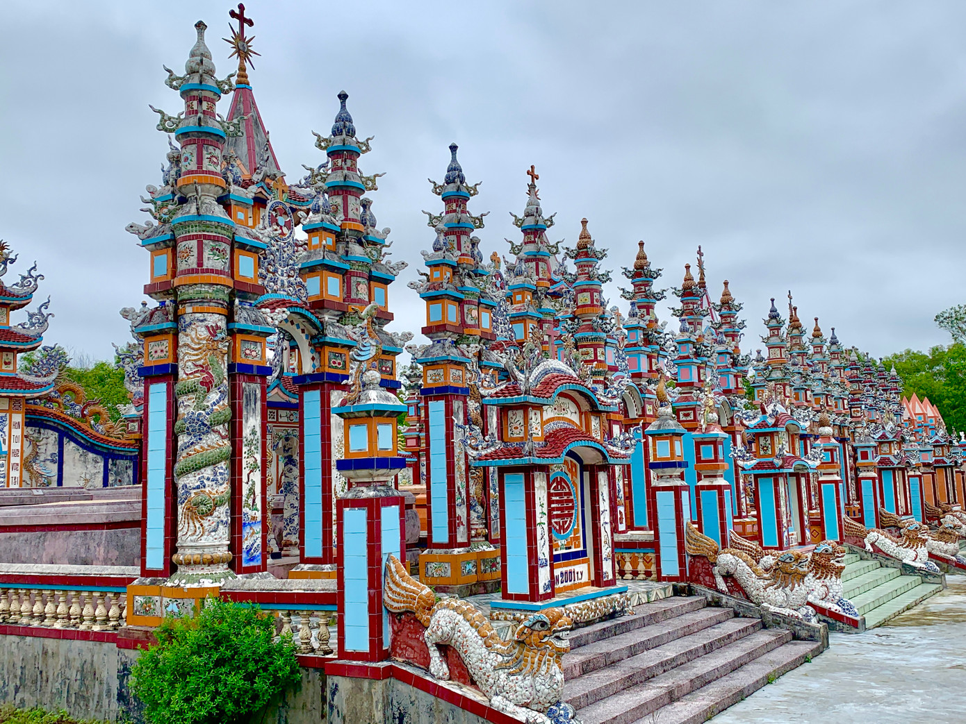 Theo người dân làng An Bằng, con cái họ đi nước ngoài nên không thể tận tay chăm sóc, báo hiếu cha mẹ, việc gửi tiền về như là một phần nhỏ giúp họ cảm thấy được an ủi phần nào. Từ đó, cha mẹ dùng tiền họ gửi để xây lăng mộ cho ông bà tổ tiên để mong con cái làm ăn thuận lợi, sống tốt ở xứ người.