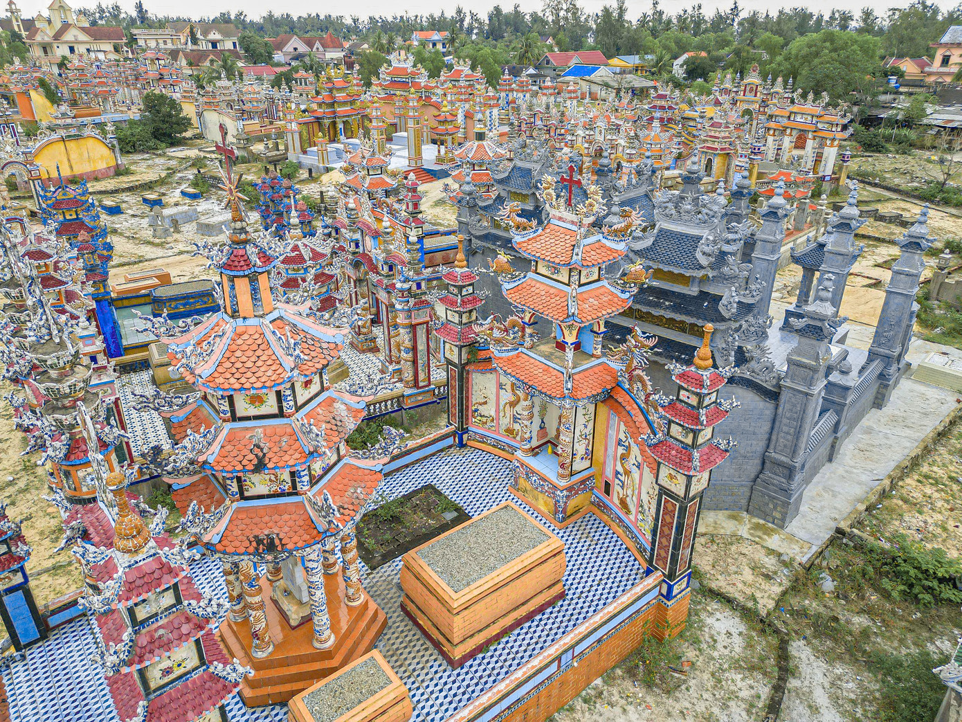 Thành phố lăng làng An Bằng rộng khoảng 40 ha với hàng nghìn ngôi mộ nằm chen chúc nhau. Những ngôi mộ ở đây có giá cao nhất lên đến vài tỷ đồng.