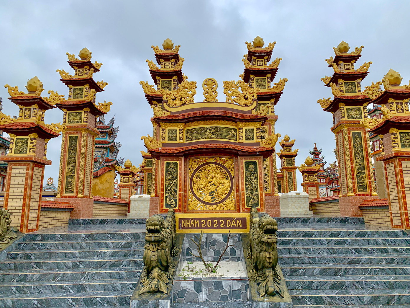 Những ngôi mộ lộng lẫy, xa hoa tráng lệ khiến nhiều người đi ngang qua không khỏi trầm trồ về sự hoành tráng của “thành phố lăng” tại đây.