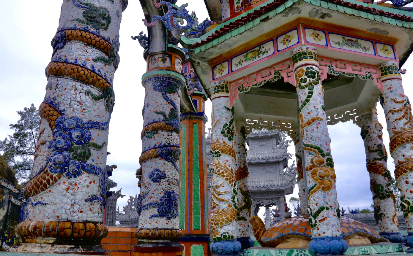 Các linh vật như rồng, phượng hay những hoa văn trên mộ được khảm sành, sứ với những cổng tam quan, mái ngói lưu ly, câu đối, bia đá… công phu và tỉ mỉ.