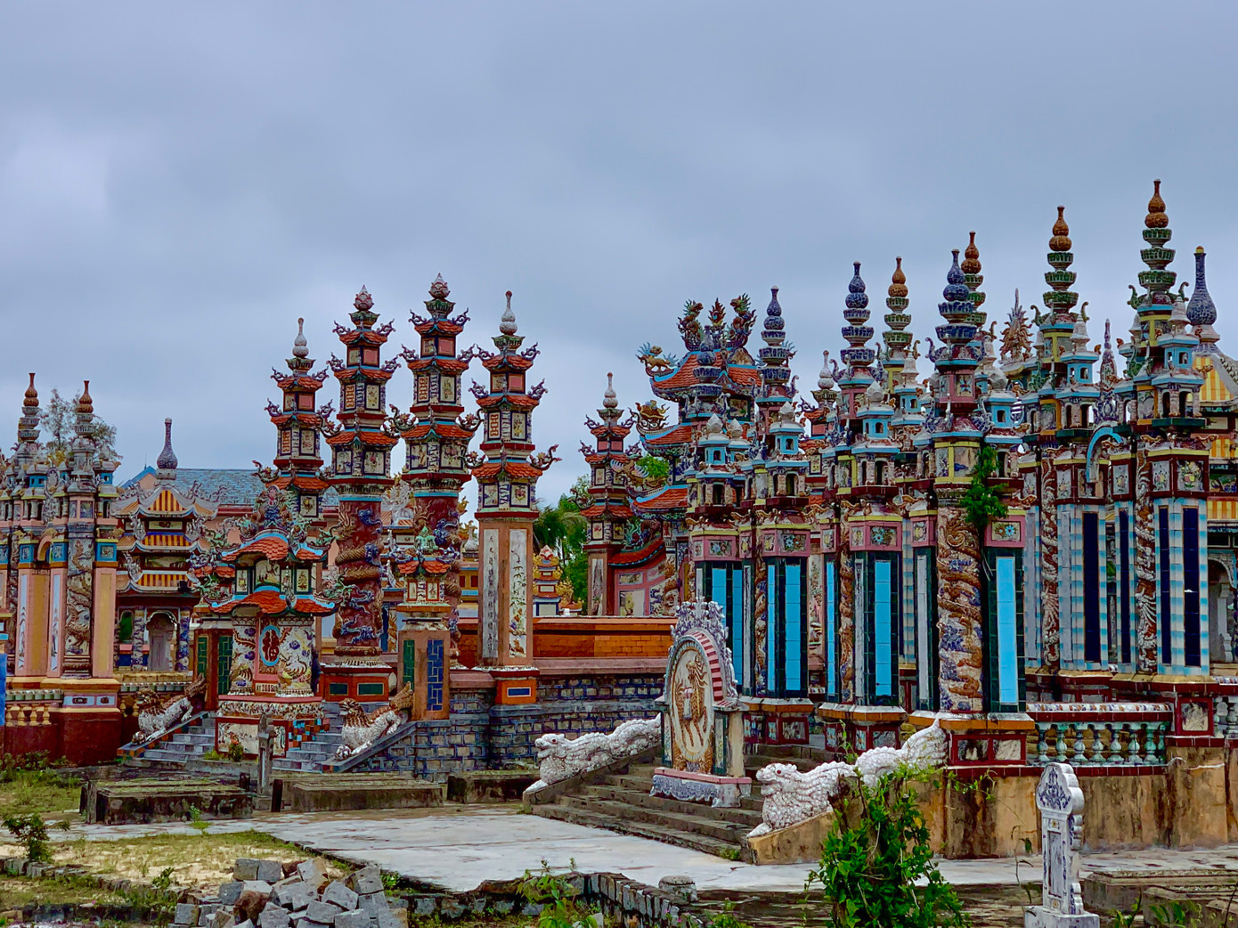 Theo người dân làng An Bằng, con cái họ đi nước ngoài nên không thể tận tay chăm sóc, báo hiếu cha mẹ, việc gửi tiền về như là một phần nhỏ giúp họ cảm thấy được an ủi phần nào. Từ đó, cha mẹ dùng tiền họ gửi để xây lăng mộ cho ông bà tổ tiên để mong con cái làm ăn thuận lợi, sống tốt ở xứ người.