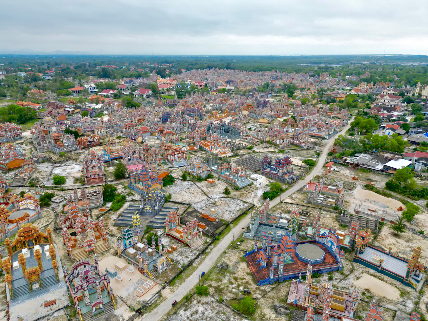 Nằm cách trung tâm thành phố Huế khoảng 30 km, làng An Bằng (thuộc xã Vinh An, huyện Phú Vang) là một địa danh được nhiều người biết đến với cái tên “thành phố lăng mộ” bởi sự tráng lệ, xa hoa của những ngôi mộ tại đây.