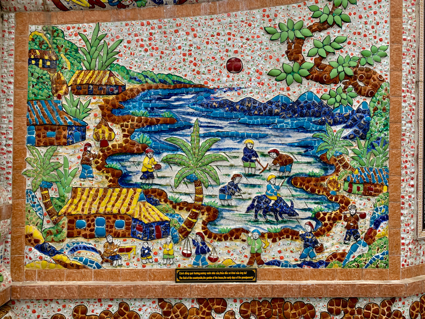 Những ngôi mộ được làm bằng vật liệu đắt tiền như sành, sứ, mẻ chén… được thợ làm kỹ xảo rồi khảm lên làm những ngôi mộ ở đây trở nên độc đáo, bắt mắt.