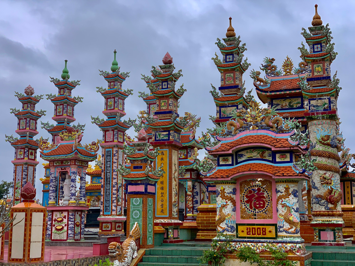 Những ngôi mộ được làm bằng vật liệu đắt tiền như sành, sứ, mẻ chén… được thợ làm kỹ xảo rồi khảm lên làm những ngôi mộ ở đây trở nên độc đáo, bắt mắt.