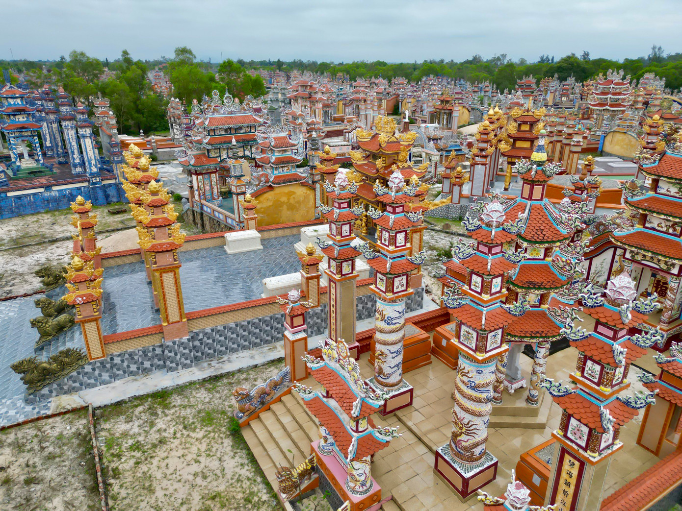 Thành phố lăng làng An Bằng rộng khoảng 40 ha với hàng nghìn ngôi mộ nằm chen chúc nhau. Những ngôi mộ ở đây có giá cao nhất lên đến vài tỷ đồng.