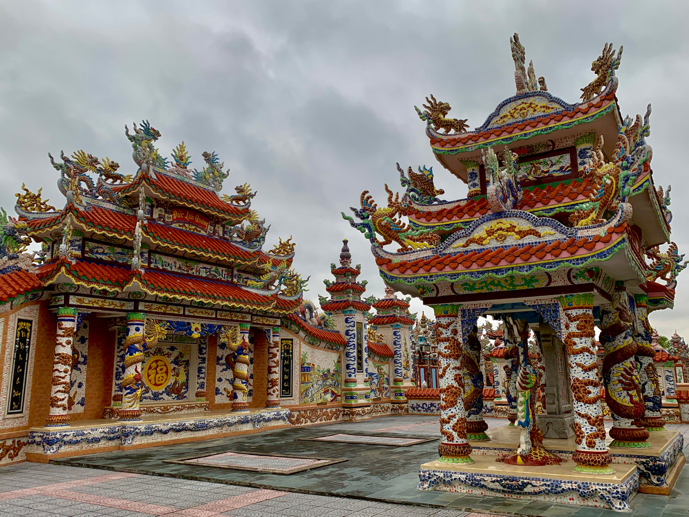 Đặc biệt, nhiều người lớn tuổi sống tại đây đã xây sẵn mộ cho mình khi còn sống, để khi mất họ sẽ không còn lo đến việc lăng mộ của mình nữa.