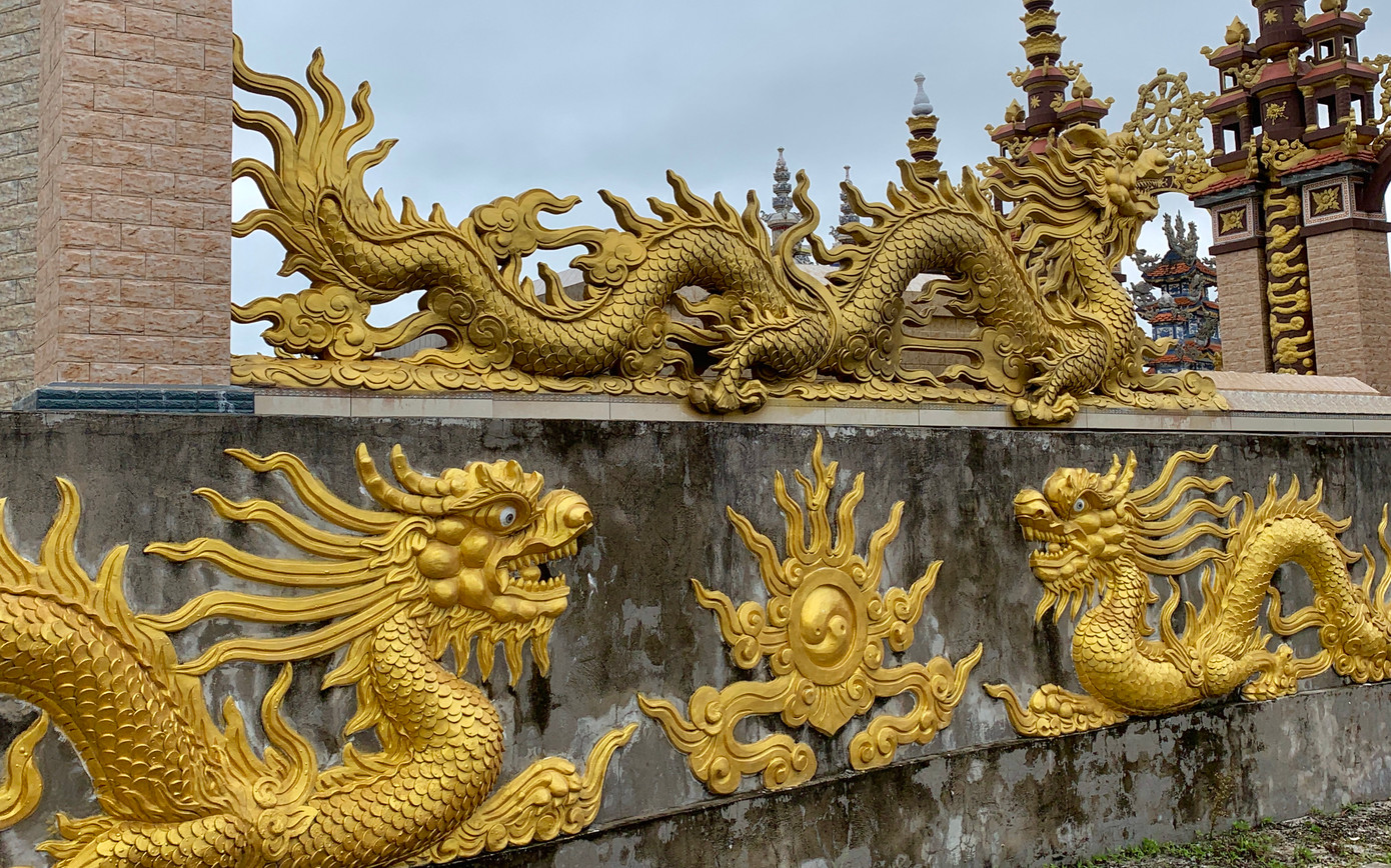 Các linh vật như rồng, phượng hay những hoa văn trên mộ được khảm sành, sứ với những cổng tam quan, mái ngói lưu ly, câu đối, bia đá… công phu và tỉ mỉ.