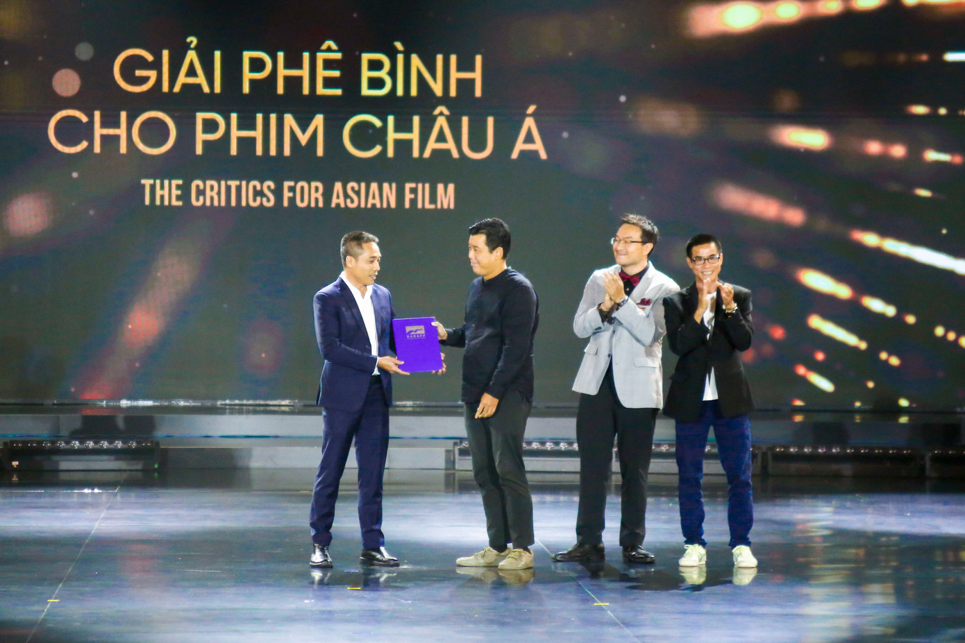 Bộ phim Sunday (Ngày Chủ nhật) nhận giải Phê bình cho phim châu Á xuất sắc.