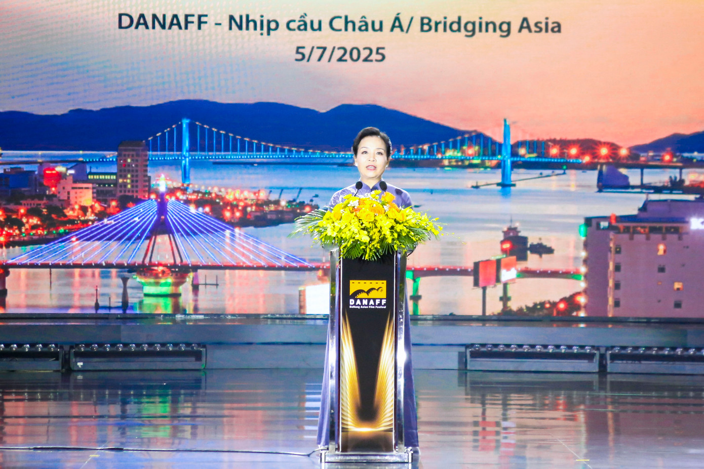 Bà Ngô Phương Lan - Chủ tịch Hiệp hội Xúc tiến Phát triển Điện ảnh Việt Nam, Trưởng Ban tổ chức phát biểu tại buổi bế mạc.