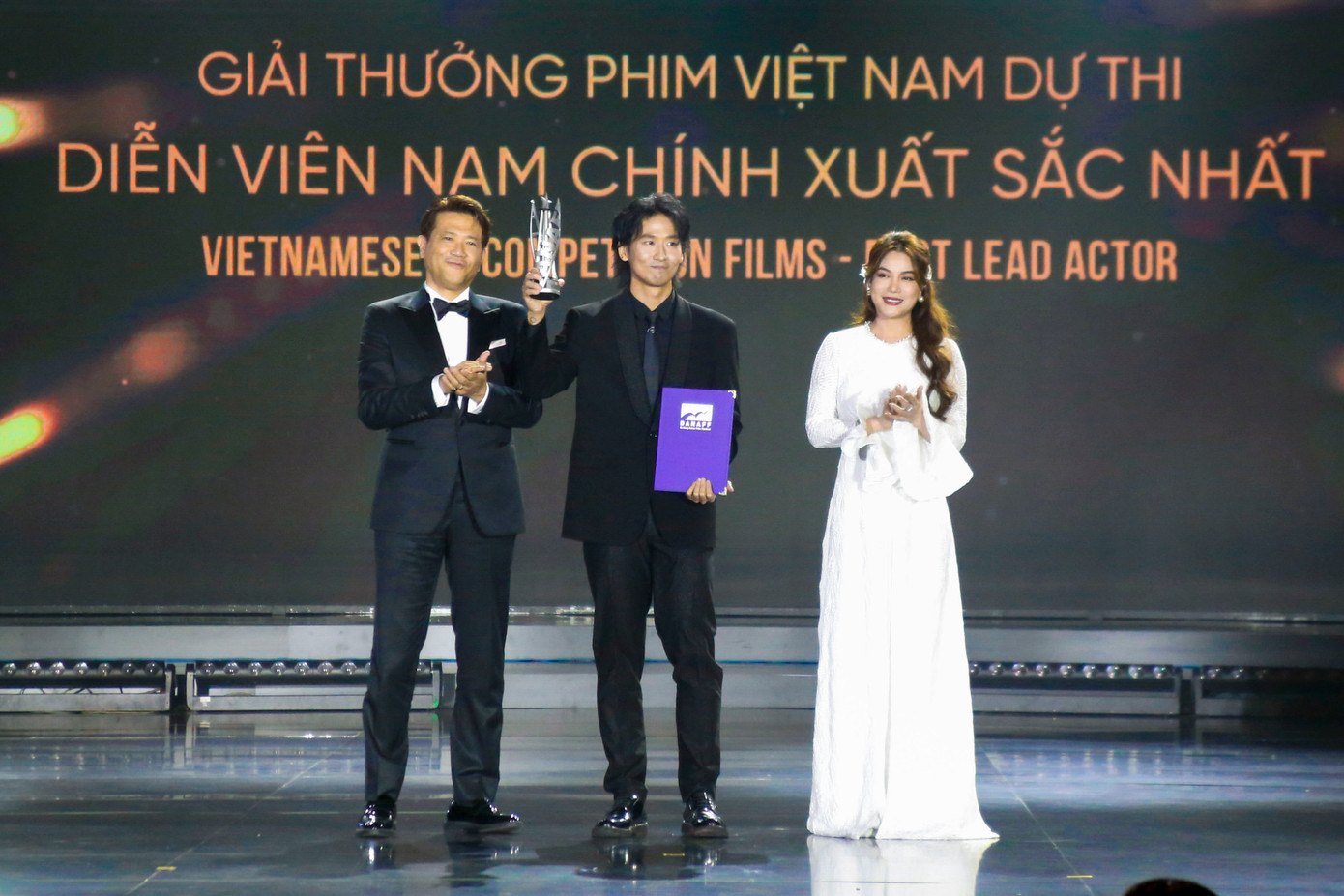 Diễn viên Tuấn Trần (Phim Làm giàu với ma) nhận giải nam chính xuất sắc.