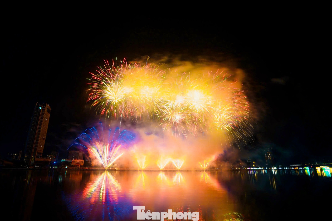 Mở đầu đêm khai mạc, đội chủ nhà Đà Nẵng đã mang đến màn trình diễn “Tinh hoa văn hóa” khiến khán đài bên sông Hàn như vỡ òa trong cảm xúc tự hào. Trong hơn 20 phút, hơn 5.000 quả pháo đồng loạt tỏa sáng, kết hợp cùng âm nhạc sống động tạo nên bản giao hưởng ánh sáng đầy mê hoặc, lời chào rực rỡ gửi tới người dân và du khách nhân dịp kỷ niệm 50 năm Ngày Giải phóng Đà Nẵng.