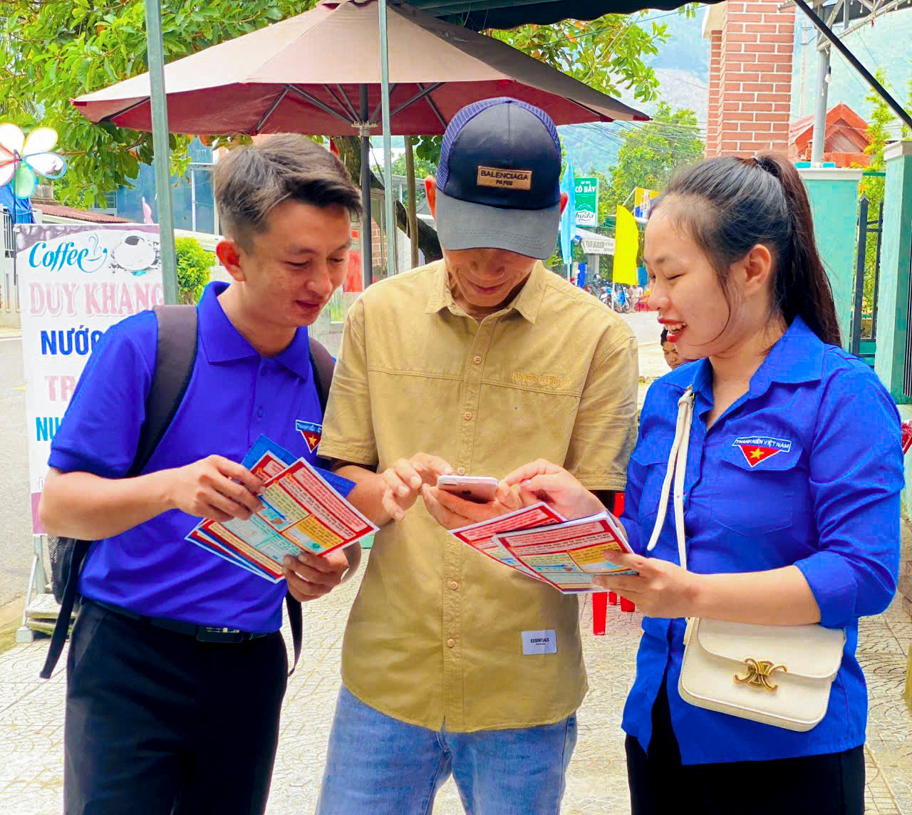 Đoàn viên thanh niên Đà Nẵng hướng dẫn, hỗ trợ tiểu thương kinh doanh, người dân thanh toán không dùng tiền mặt. Đoàn viên thanh niên Đà Nẵng hướng dẫn, hỗ trợ tiểu thương kinh doanh, người dân thanh toán không dùng tiền mặt.