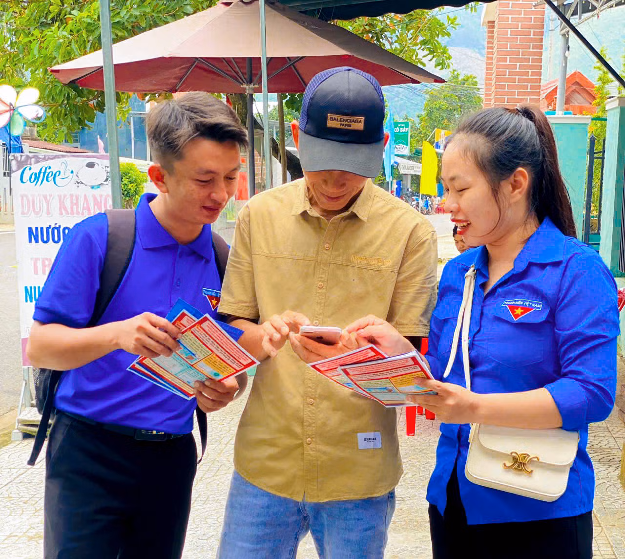 Đoàn viên thanh niên Đà Nẵng hướng dẫn, hỗ trợ tiểu thương kinh doanh, người dân thanh toán không dùng tiền mặt.