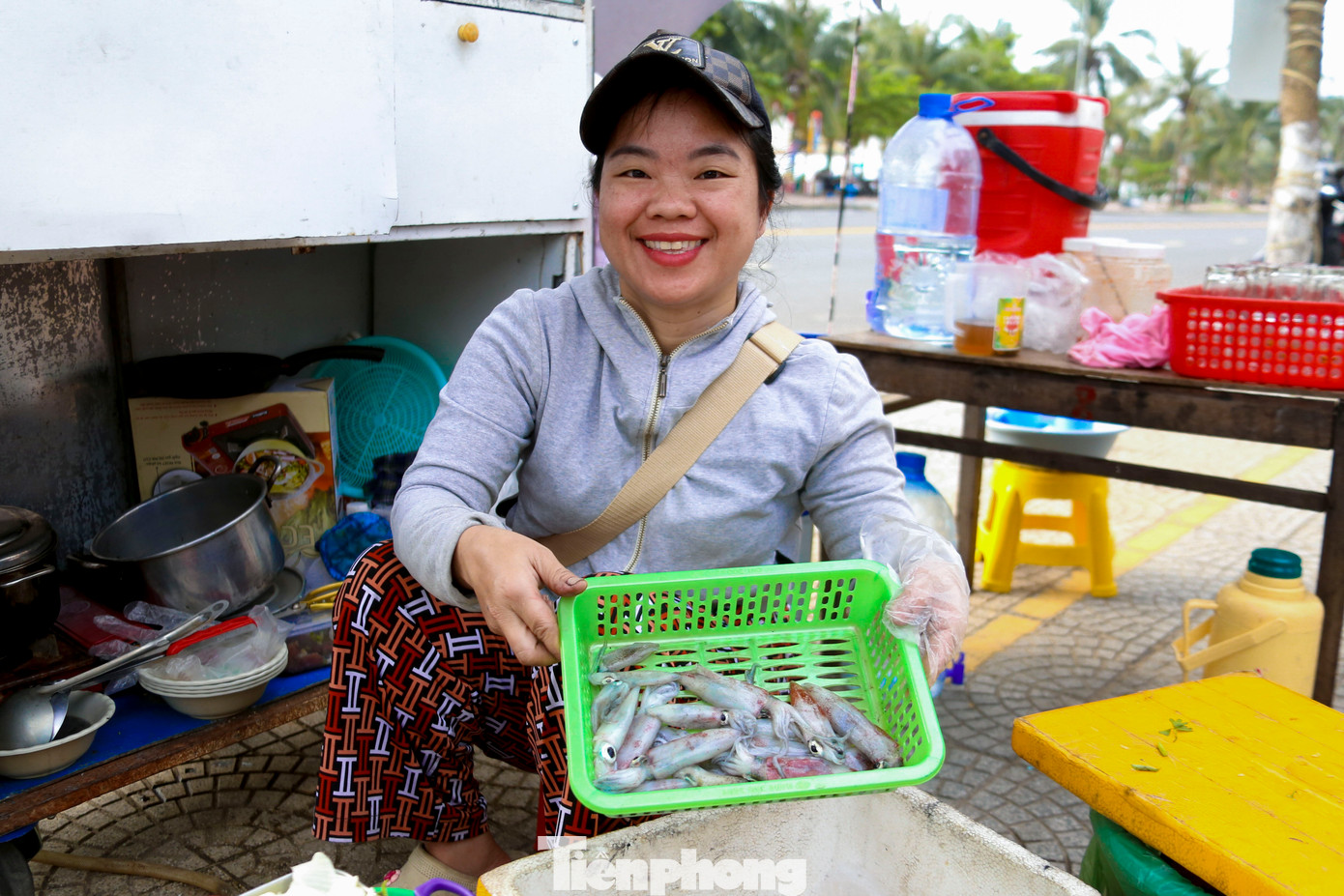 Chị Uyên Ly, chủ một quán ẩm thực ven biển Mân Thái cho hay chị là người đầu tiên bán mì tôm mực nháy và bán hơn 1 năm qua. “Du khách đu trend ăn mì tôm mực nháy ngắm bình minh đông lắm, khoảng 5g sáng đã có khách đến ăn. Xong rồi mới ra chèo sup, tắm biển”, chị kể. Chị Uyên Ly, chủ một quán ẩm thực ven biển Mân Thái cho hay chị là người đầu tiên bán mì tôm mực nháy và bán hơn 1 năm qua. “Du khách đu trend ăn mì tôm mực nháy ngắm bình minh đông lắm, khoảng 5g sáng đã có khách đến ăn. Xong rồi mới ra chèo sup, tắm biển”, chị kể.