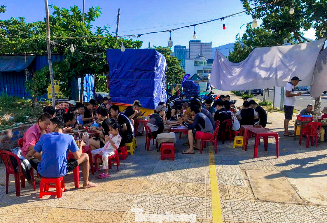 Những ngày cuối tuần hoặc dịp nghỉ lễ, các quán bán hàng trăm tô mì tôm mực. Những ngày cuối tuần hoặc dịp nghỉ lễ, các quán bán hàng trăm tô mì tôm mực.