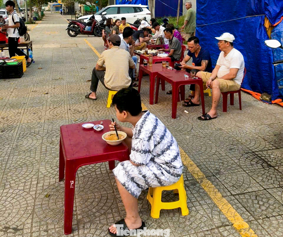 Khu vực bãi biển Mân Thái (quận Sơn Trà) có nhiều quán mì tôm mực vì đây là nơi hàng trăm người chơi thuyền sup đổ về mỗi sáng. Từ 5g sáng trở đi, bãi biển đã sôi động. Khu vực bãi biển Mân Thái (quận Sơn Trà) có nhiều quán mì tôm mực vì đây là nơi hàng trăm người chơi thuyền sup đổ về mỗi sáng. Từ 5g sáng trở đi, bãi biển đã sôi động.