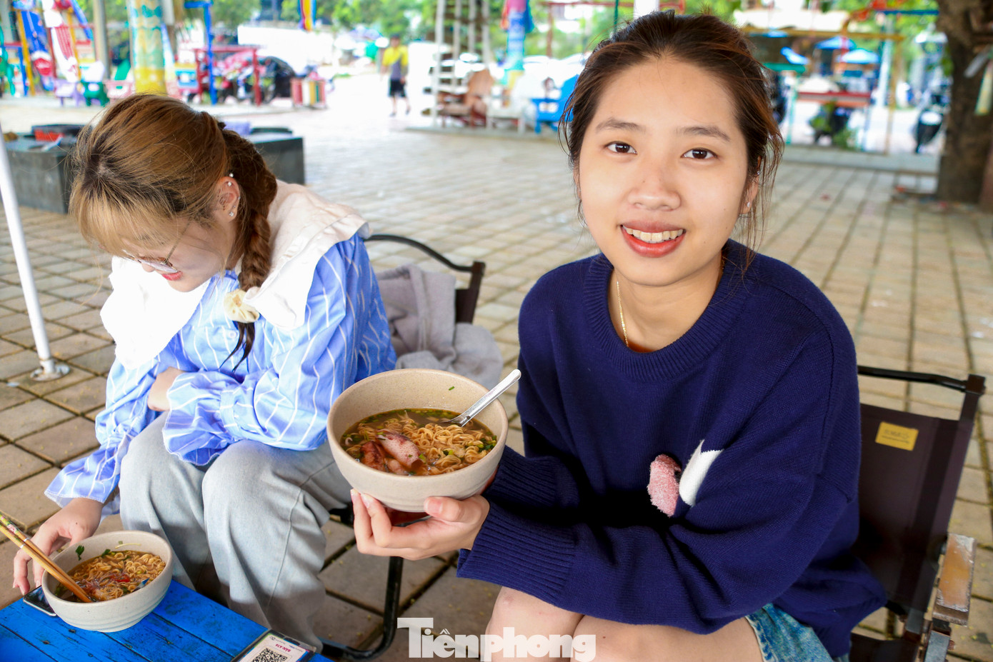 Đây đang là “trend” của du khách và các bạn trẻ khi đến biển Đà Nẵng vào mùa mực tươi. Những hàng quán ven biển nườm nượp khách khi mặt trời ló dạng. Đây đang là “trend” của du khách và các bạn trẻ khi đến biển Đà Nẵng vào mùa mực tươi. Những hàng quán ven biển nườm nượp khách khi mặt trời ló dạng.