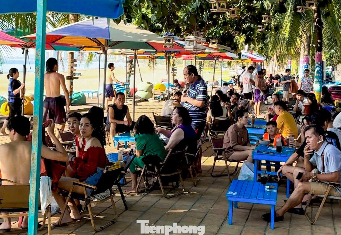 Những năm gần đây, bãi biển Đà Nẵng không chỉ thu hút du khách bởi vẻ đẹp thiên nhiên hoang sơ mà còn bởi trải nghiệm ẩm thực độc đáo. Từ sáng sớm tinh mơ, nhiều du khách đã có mặt bên bờ biển, sẵn sàng thưởng thức món mì tôm mực nháy tươi ngon. Những năm gần đây, bãi biển Đà Nẵng không chỉ thu hút du khách bởi vẻ đẹp thiên nhiên hoang sơ mà còn bởi trải nghiệm ẩm thực độc đáo. Từ sáng sớm tinh mơ, nhiều du khách đã có mặt bên bờ biển, sẵn sàng thưởng thức món mì tôm mực nháy tươi ngon.