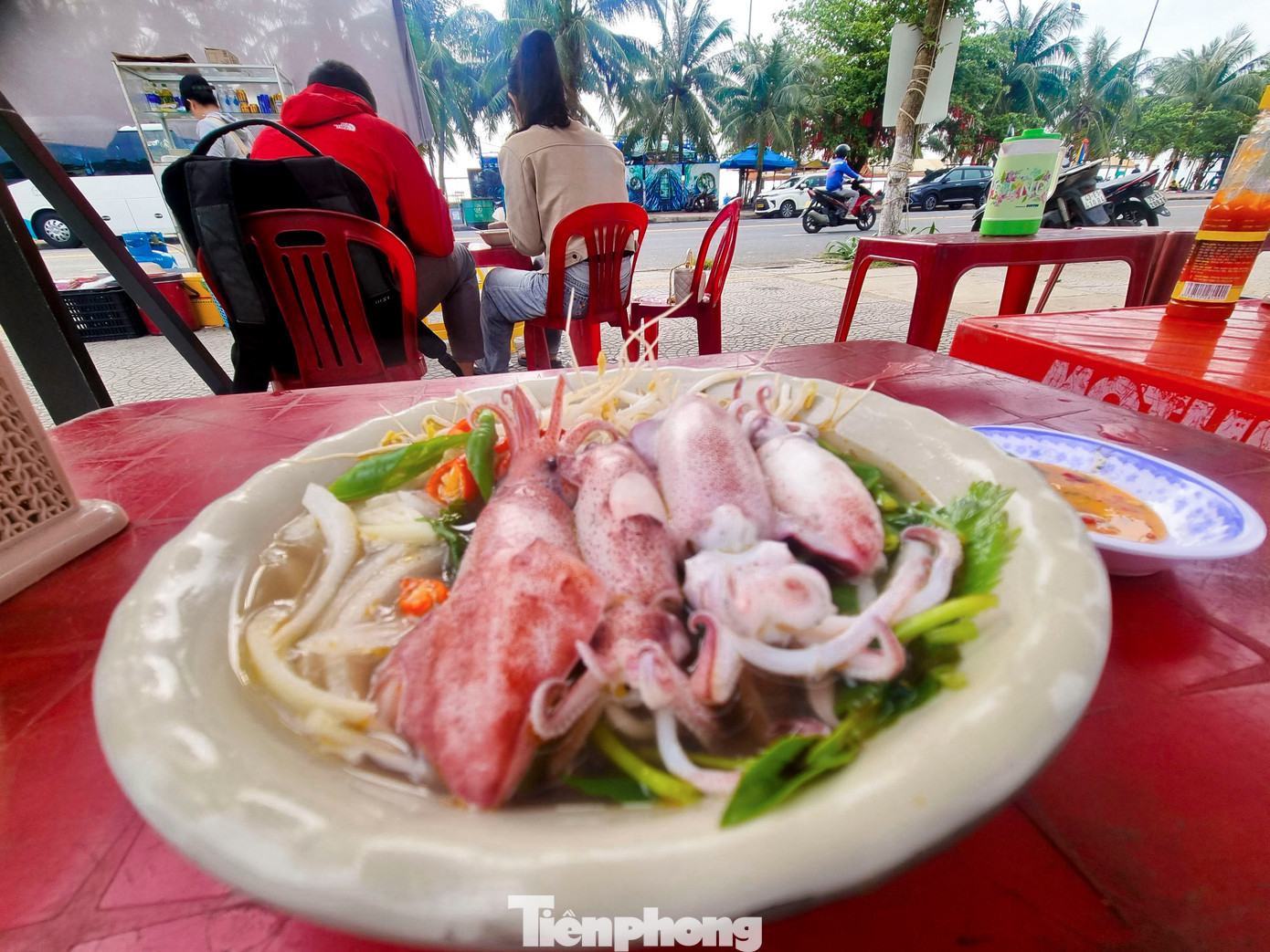 Mỗi tô mì có giá 40.000 đồng với khoảng 4, 5 con mực to bằng ngón tay cái. Khách đến chủ quán mới bắt đầu luộc mực để giữ được sự tươi ngon. Các quán còn thoải mái cho du khách xem khay mực trước khi nấu để “check” độ tươi của mực. Mỗi tô mì có giá 40.000 đồng với khoảng 4, 5 con mực to bằng ngón tay cái. Khách đến chủ quán mới bắt đầu luộc mực để giữ được sự tươi ngon. Các quán còn thoải mái cho du khách xem khay mực trước khi nấu để “check” độ tươi của mực.