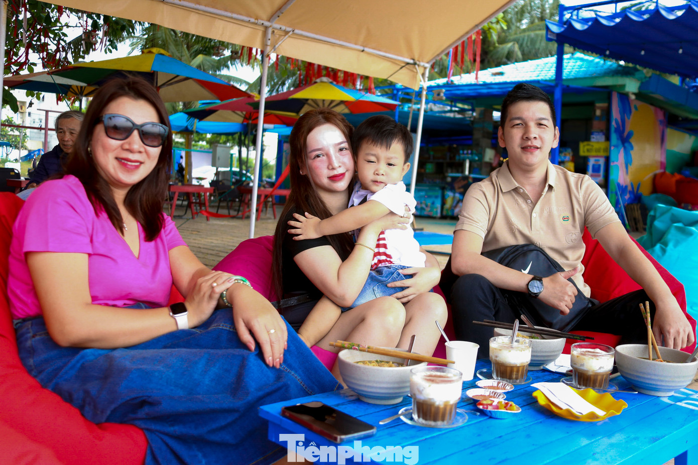 Chị Nguyễn Thị Bảo Quyên (trú Đắk Lắk) tỏ ra rất hài lòng khi thưởng thức món mì tôm mực nháy ven biển Đà Nẵng. “Vừa tắm biển lên, mình được ăn ngay món hải sản bình dân nhưng cực kỳ ngon. Mực tươi giòn, ăn cùng mì tôm, thêm ớt cay cay nữa rất kích thích. Với người dân những khu vực không có biển như mình thì đây chính là “hải vị” mơ ước”, chị Quyên chia sẻ. Chị Nguyễn Thị Bảo Quyên (trú Đắk Lắk) tỏ ra rất hài lòng khi thưởng thức món mì tôm mực nháy ven biển Đà Nẵng. “Vừa tắm biển lên, mình được ăn ngay món hải sản bình dân nhưng cực kỳ ngon. Mực tươi giòn, ăn cùng mì tôm, thêm ớt cay cay nữa rất kích thích. Với người dân những khu vực không có biển như mình thì đây chính là “hải vị” mơ ước”, chị Quyên chia sẻ.