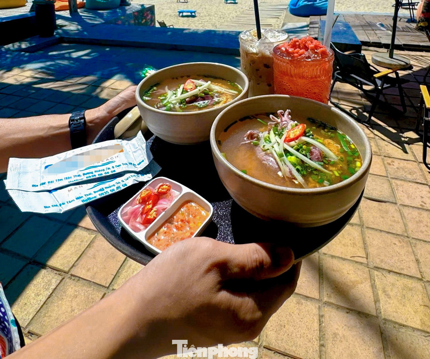 Anh Nguyễn Tấn Thông, chủ một quán mì tôm nhỏ ven đường cho hay với lợi thế ở ngay gần chợ cá ven biển nên anh thường mua những mẻ mực tươi căng, còn nhấp nháy về nấu mì tôm. “Mực đưa từ thuyền vào là mình lấy luôn, con mực còn óng ánh nên nấu lên rất giòn và ngọt, thơm. Chính vì sự tươi ngon này mà người ta kéo tới ăn mỗi ngày”, anh nói. Anh Nguyễn Tấn Thông, chủ một quán mì tôm nhỏ ven đường cho hay với lợi thế ở ngay gần chợ cá ven biển nên anh thường mua những mẻ mực tươi căng, còn nhấp nháy về nấu mì tôm. “Mực đưa từ thuyền vào là mình lấy luôn, con mực còn óng ánh nên nấu lên rất giòn và ngọt, thơm. Chính vì sự tươi ngon này mà người ta kéo tới ăn mỗi ngày”, anh nói.