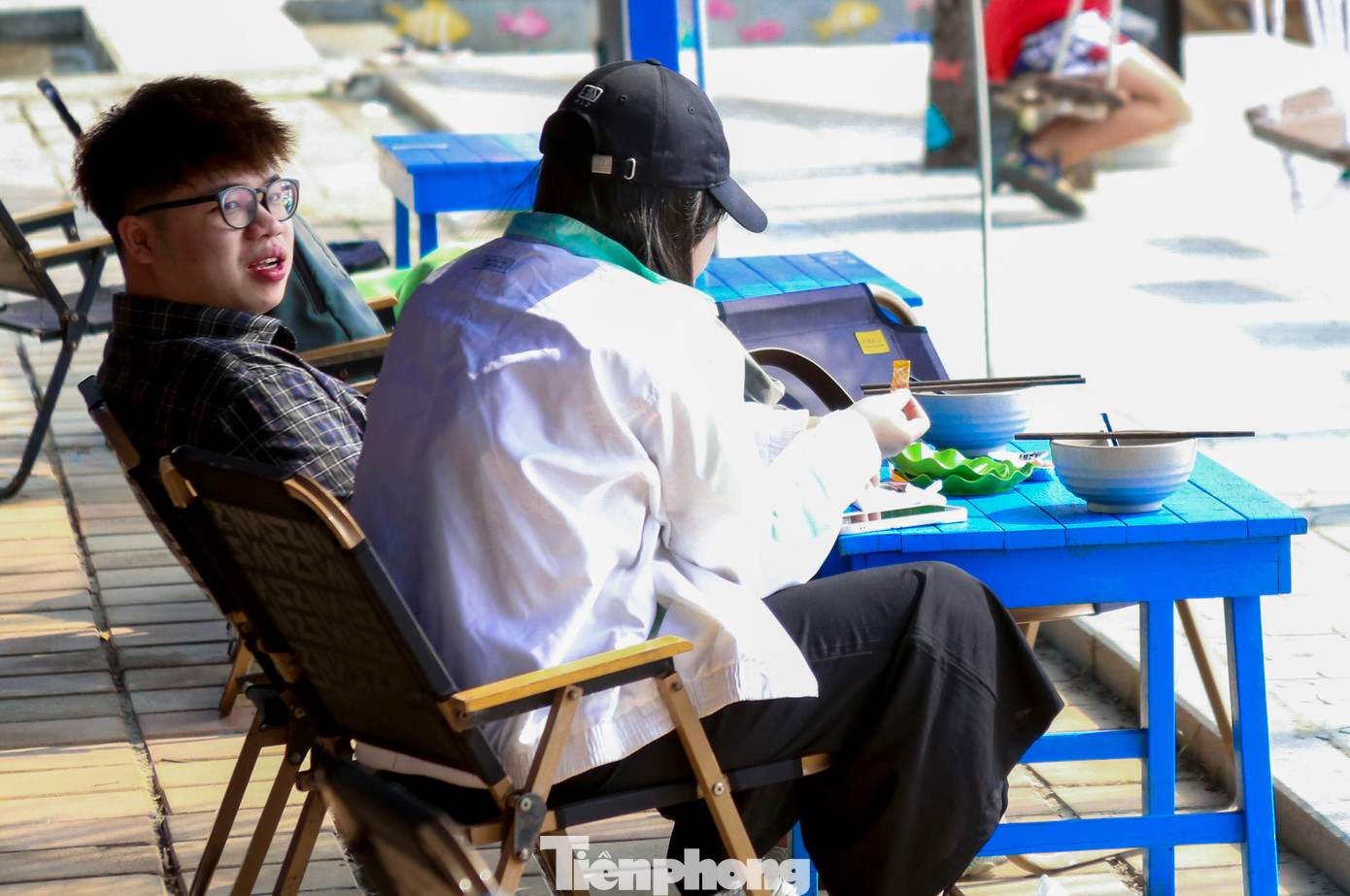 Những ngày cuối tuần hoặc dịp nghỉ lễ, các quán bán hàng trăm tô mì tôm mực. Những ngày cuối tuần hoặc dịp nghỉ lễ, các quán bán hàng trăm tô mì tôm mực.