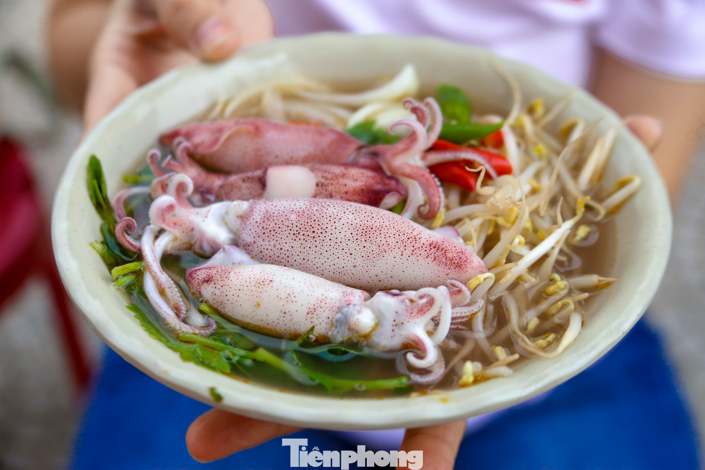 Mỗi tô mì có giá 40.000 đồng với khoảng 4, 5 con mực to bằng ngón tay cái. Khách đến chủ quán mới bắt đầu luộc mực để giữ được sự tươi ngon. Các quán còn thoải mái cho du khách xem khay mực trước khi nấu để “check” độ tươi của mực. Mỗi tô mì có giá 40.000 đồng với khoảng 4, 5 con mực to bằng ngón tay cái. Khách đến chủ quán mới bắt đầu luộc mực để giữ được sự tươi ngon. Các quán còn thoải mái cho du khách xem khay mực trước khi nấu để “check” độ tươi của mực.