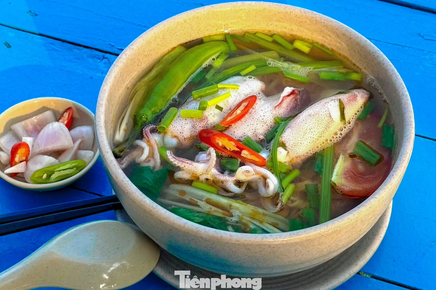 Mỗi tô mì có giá 40.000 đồng với khoảng 4, 5 con mực to bằng ngón tay cái. Khách đến chủ quán mới bắt đầu luộc mực để giữ được sự tươi ngon. Các quán còn thoải mái cho du khách xem khay mực trước khi nấu để “check” độ tươi của mực. Mỗi tô mì có giá 40.000 đồng với khoảng 4, 5 con mực to bằng ngón tay cái. Khách đến chủ quán mới bắt đầu luộc mực để giữ được sự tươi ngon. Các quán còn thoải mái cho du khách xem khay mực trước khi nấu để “check” độ tươi của mực.