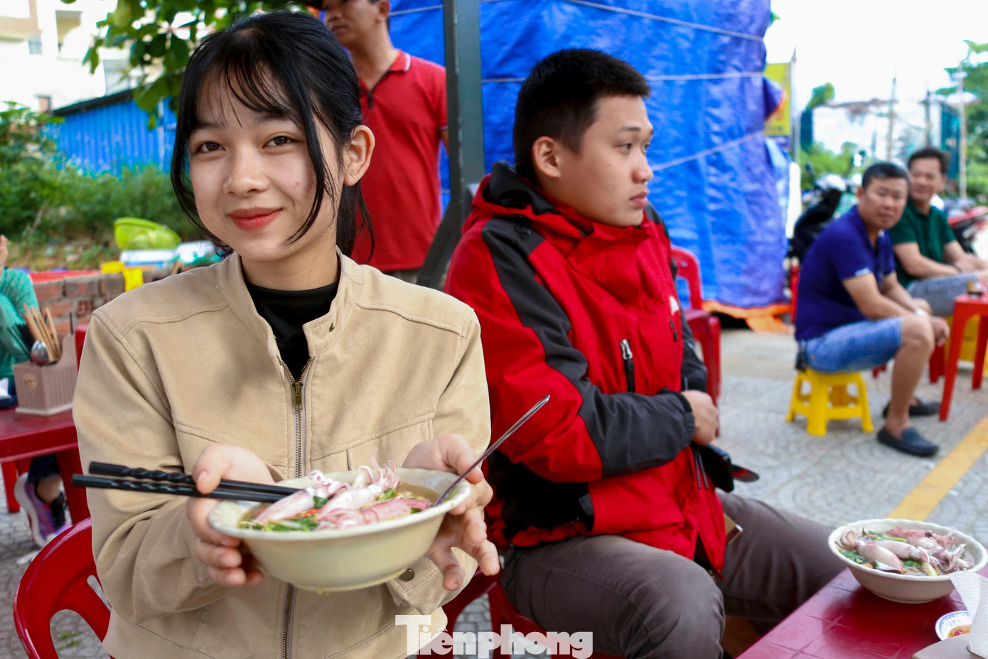 Đây đang là “trend” của du khách và các bạn trẻ khi đến biển Đà Nẵng vào mùa mực tươi. Những hàng quán ven biển nườm nượp khách khi mặt trời ló dạng. Đây đang là “trend” của du khách và các bạn trẻ khi đến biển Đà Nẵng vào mùa mực tươi. Những hàng quán ven biển nườm nượp khách khi mặt trời ló dạng.