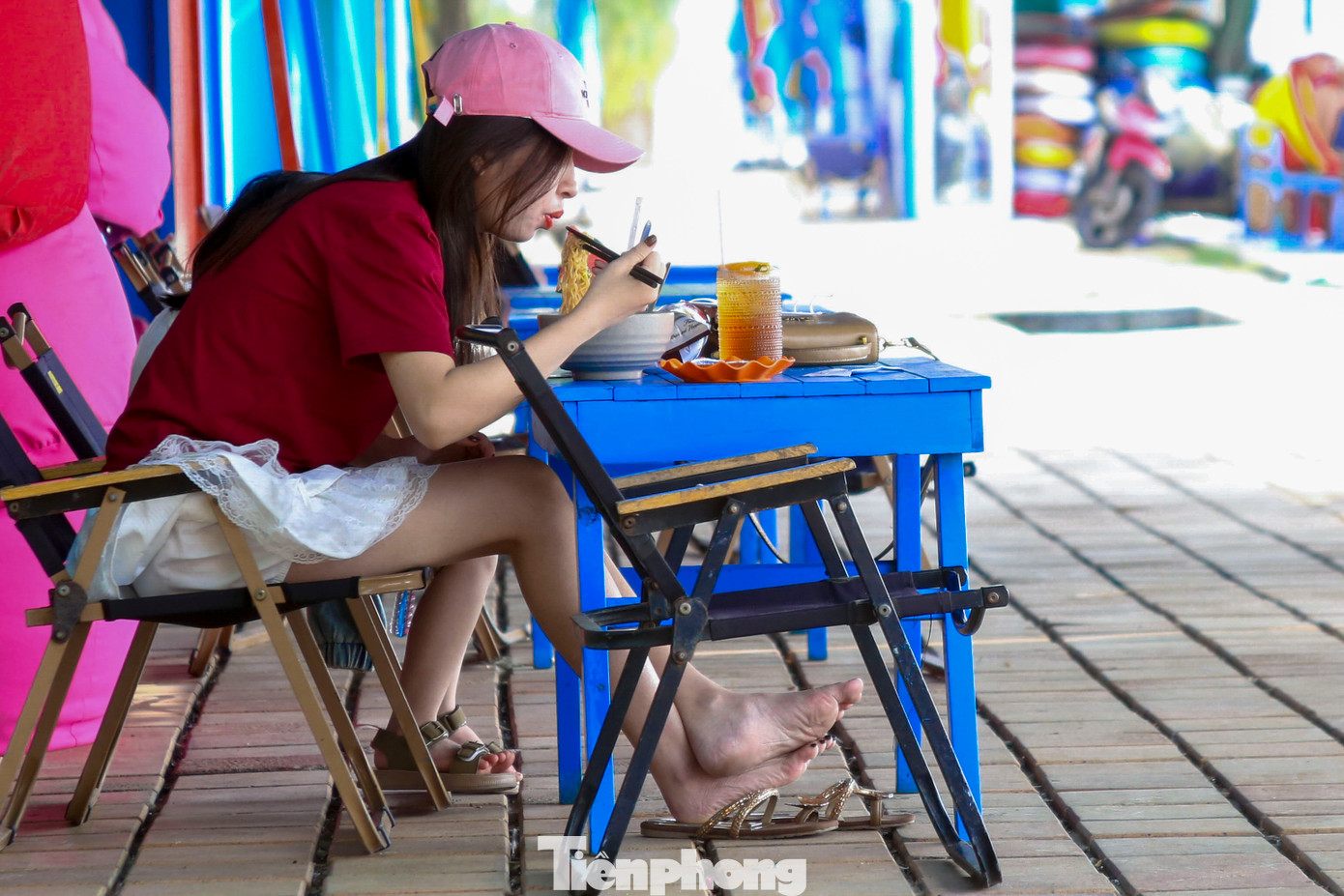 Những ngày cuối tuần hoặc dịp nghỉ lễ, các quán bán hàng trăm tô mì tôm mực. Những ngày cuối tuần hoặc dịp nghỉ lễ, các quán bán hàng trăm tô mì tôm mực.