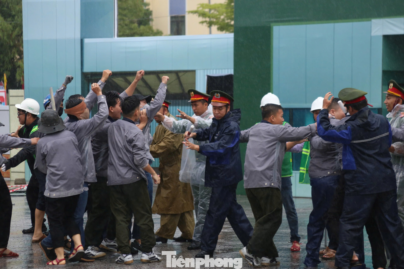 Sau khi phát hiện sự cố, nhân viên đã kịp thời báo cho lực lượng ứng phó của công ty, Ban Quản lý KCN và Sở KH&CN để triển khai xử lý. Tuy nhiên, thông tin về sự cố đã khiến nhiều công nhân hoang mang, tụ tập đông người, yêu cầu được kiểm tra sức khỏe.