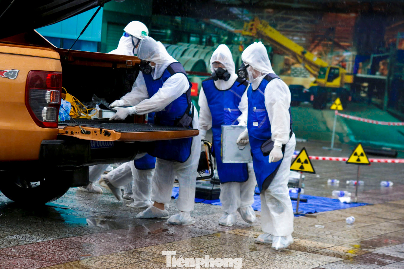 Các lực lượng kiểm tra và thu hồi nguồn phóng xạ.