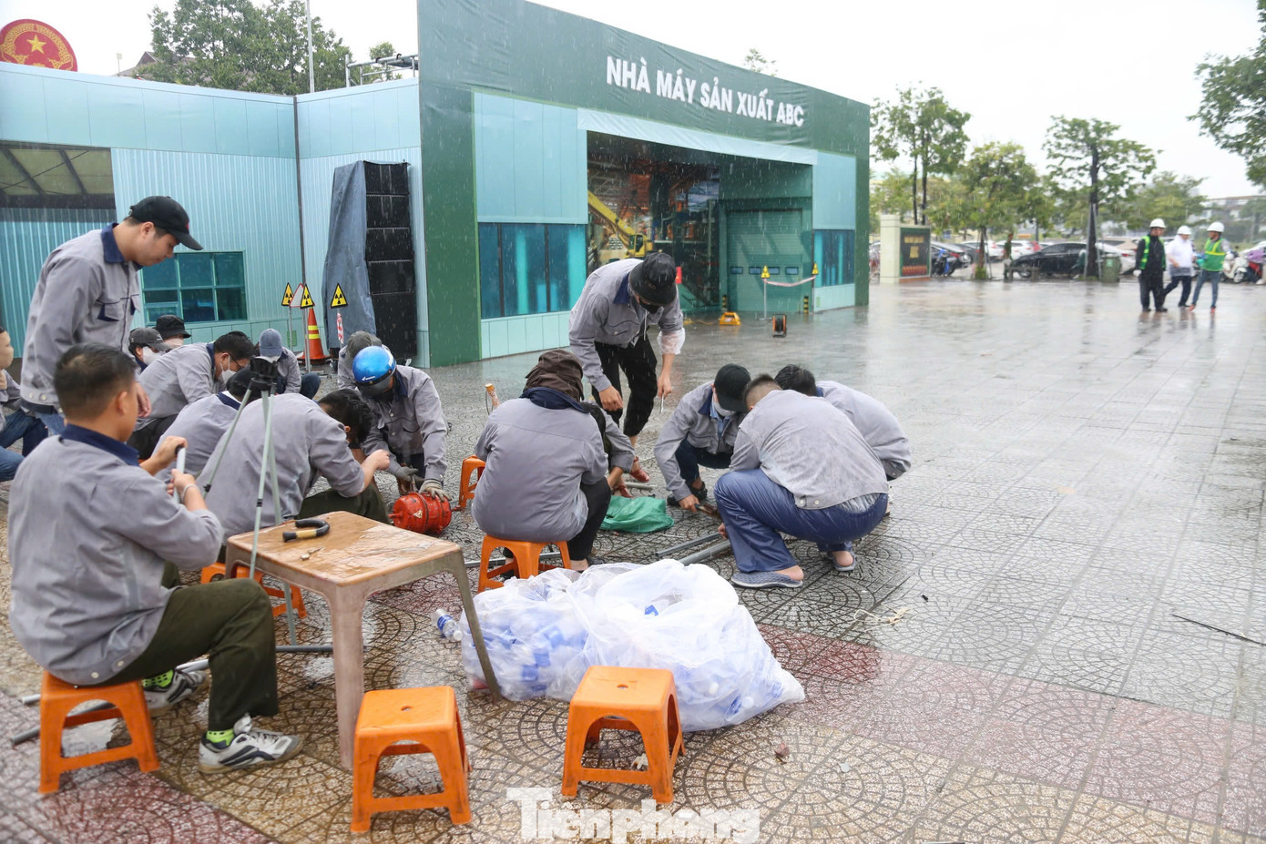 Kịch bản diễn tập lần này với tình huống "Ứng phó sự cố bức xạ trong trường hợp xảy ra bạo loạn, mất an ninh trật tự do tụ tập đông người tại nhà máy có nguồn phóng xạ, trong khu công nghiệp".