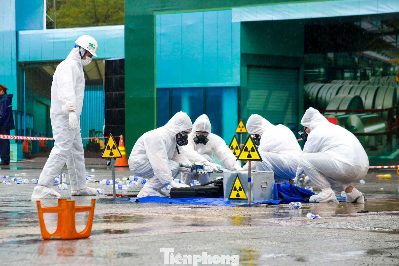 Các lực lượng kiểm tra và thu hồi nguồn phóng xạ.