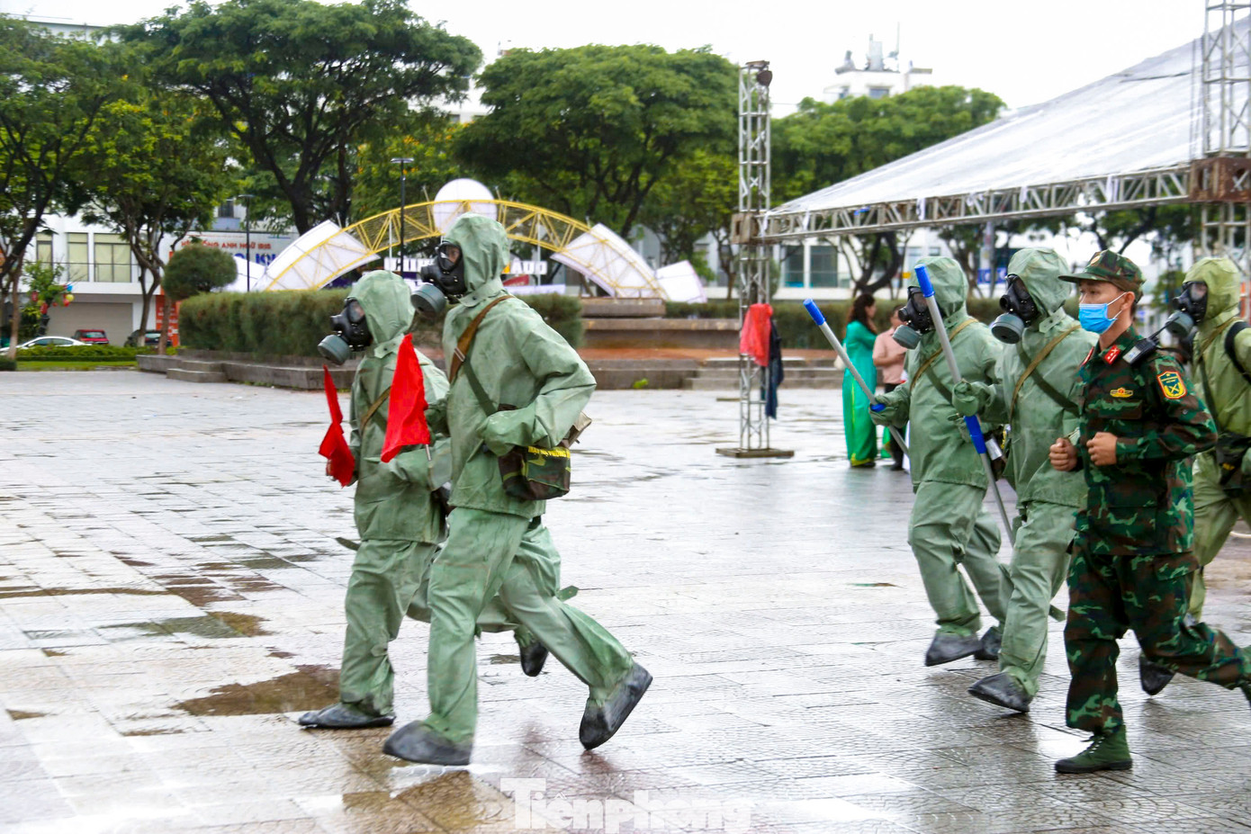 Ngay sau đó, các lực lượng chức năng của thành phố gồm công an, quân đội, y tế và kỹ thuật đã có mặt tại hiện trường, triển khai đồng bộ các biện pháp nhằm trấn an người lao động, kiểm tra ô nhiễm phóng xạ, tư vấn sức khỏe, kiểm xạ khu vực, thu hồi nguồn phóng xạ, tiêu tẩy môi trường và đảm bảo an ninh trật tự.
