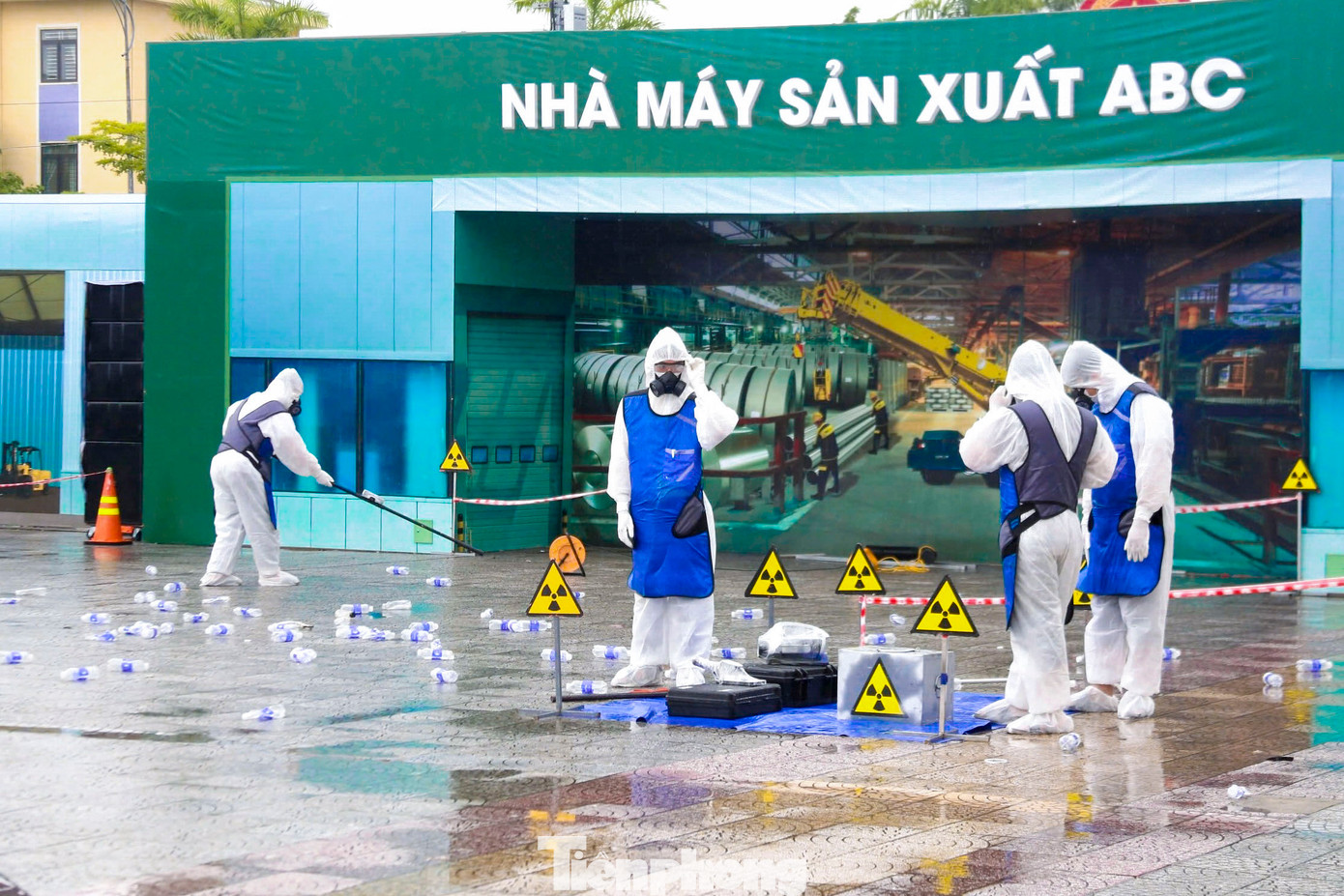 Kịch bản diễn tập kéo dài khoảng 60 phút, bao gồm đầy đủ các bước từ tiếp nhận thông tin sự cố ở cấp cơ sở, khởi động kế hoạch ứng phó cấp thành phố, triển khai lực lượng chuyên môn và đánh giá hậu quả sau xử lý. Buổi diễn tập đã góp phần nâng cao năng lực phối hợp, xử lý tình huống thực tế giữa các cơ quan chức năng trong công tác ứng phó sự cố bức xạ và hạt nhân.