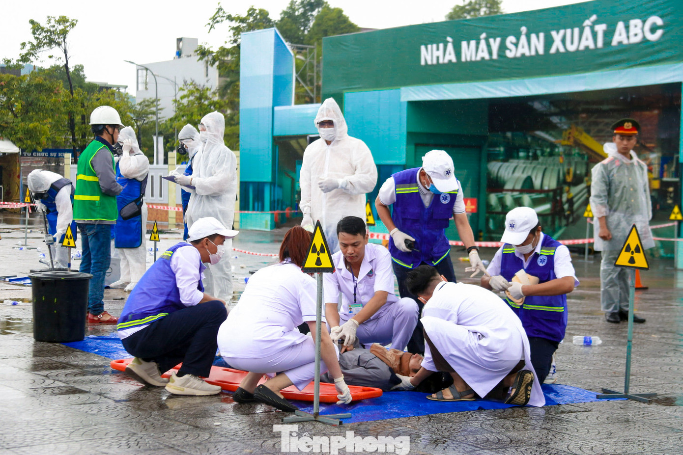 Công nhân được kiểm tra sức khỏe và ô nhiễm phóng xạ.