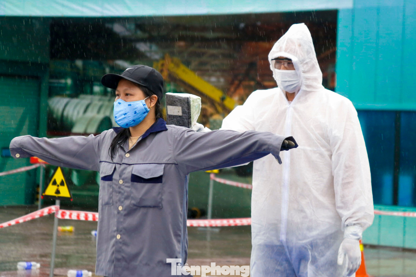 Công nhân được kiểm tra sức khỏe và ô nhiễm phóng xạ.