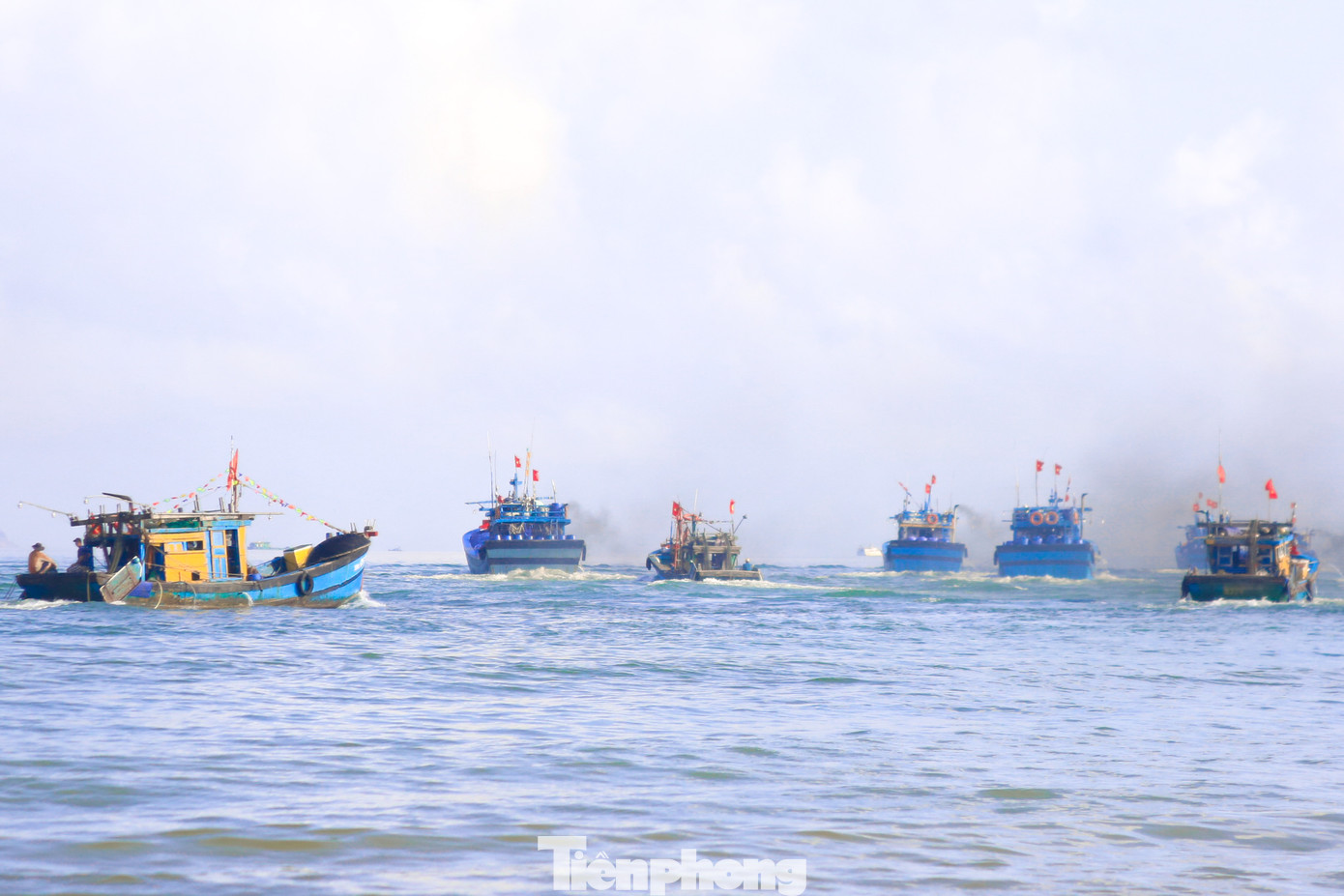 Ngay sau phần chính lễ, quận Thanh Khê phát lệnh ra khơi cho đội tàu đánh bắt xa bờ.