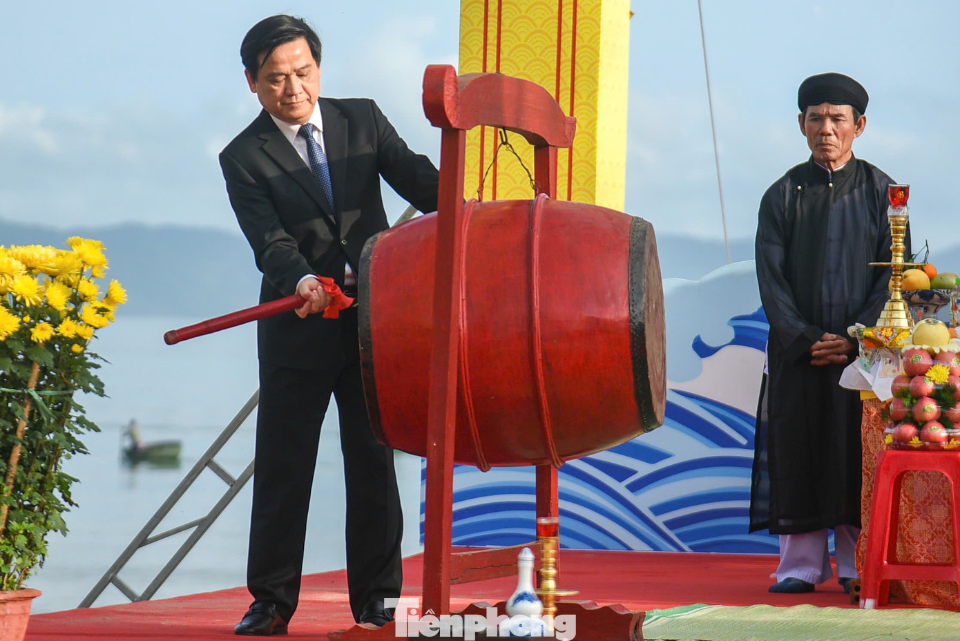 Lãnh đạo UBND quận Thanh Khê đánh trống khai mạc lễ hội.