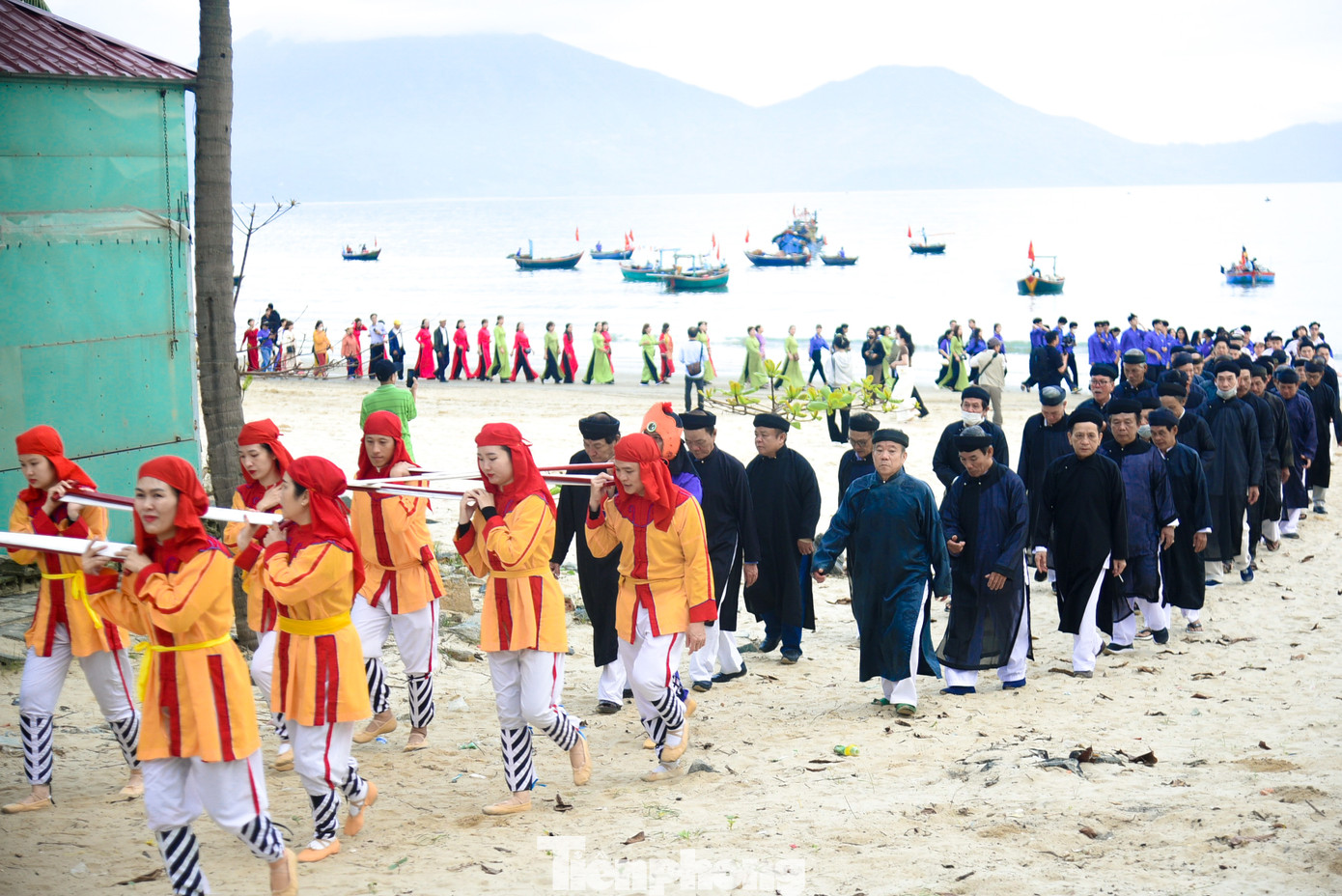 Lễ rước Nghinh thần diễn ra trên biển được đông đảo ngư dân tham gia.